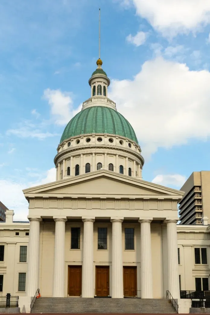 The green dome of the Old Courthouse in downtown St. Louis against a blue sky.