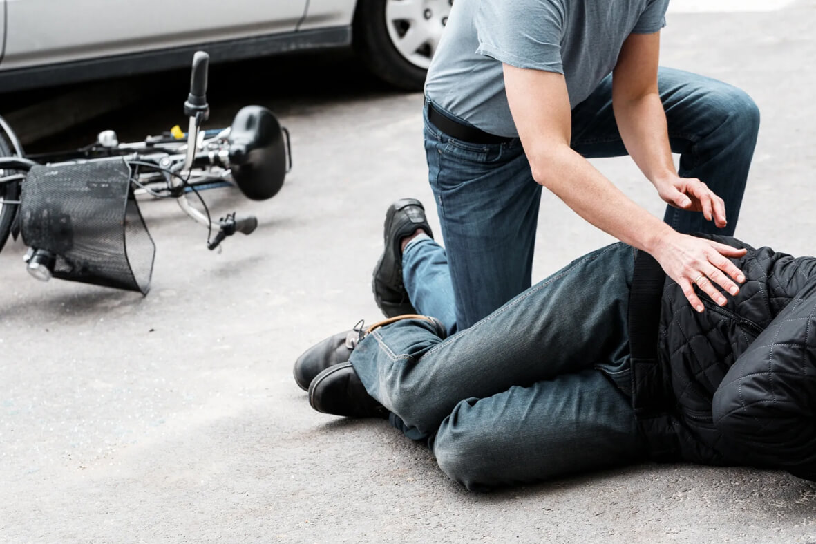 Missouri personal injury lawyer meeting with accident client